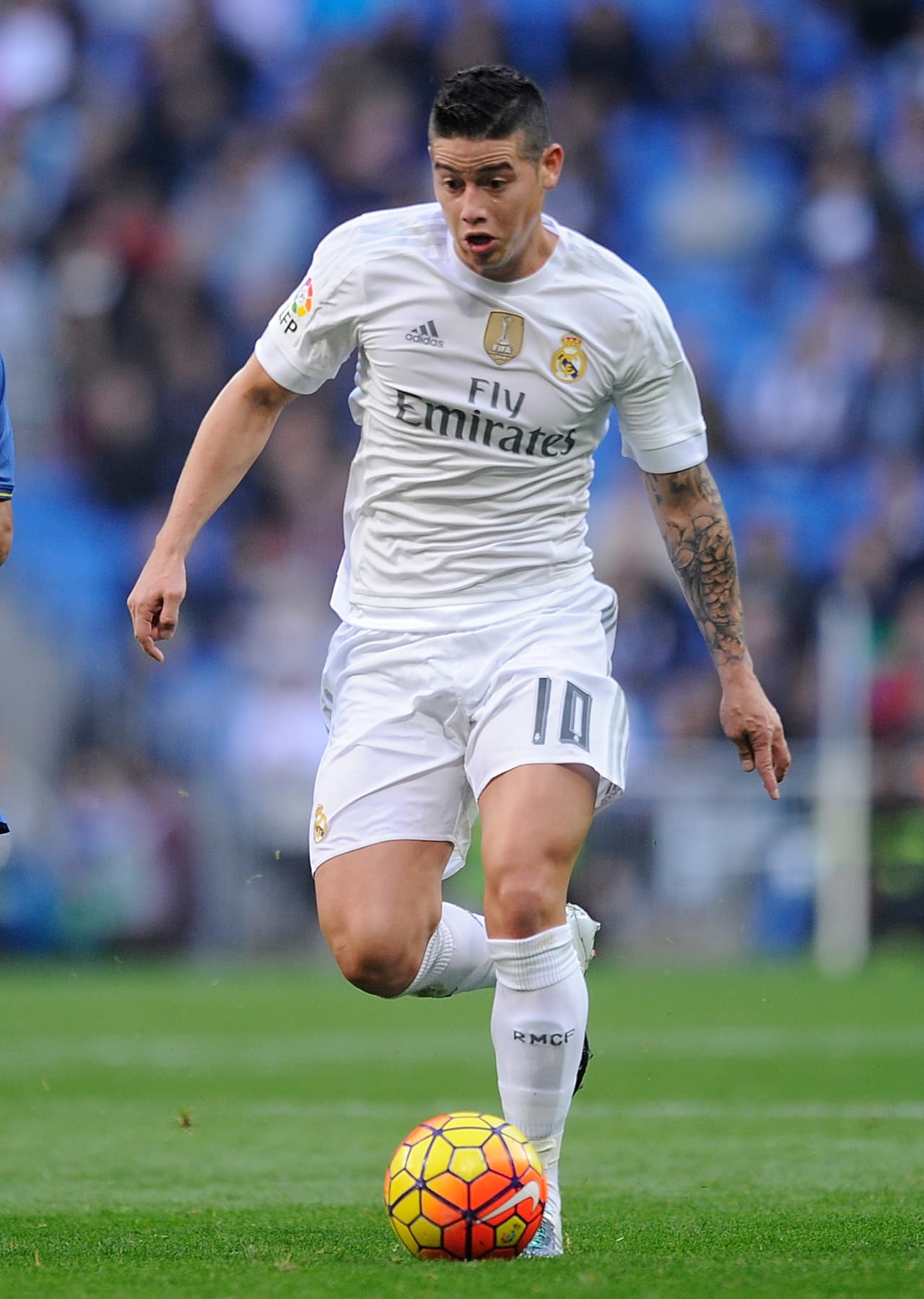 James Rodríguez terminó con una mala relación con Rafa Benítez, quien muchas veces lo sustituyó o dejó en la banca, al grado de incomodar al colombiano y orillarlo a declarar que ya no estaba a gusto en el equipo blanco. Con el cambio de técnico y la llegada de Zidane, se pensó que el cafetalero sería el más beneficiado pues declaró que el francés es uno de sus ídolos y pretende emular sus pasos en el club merengue.