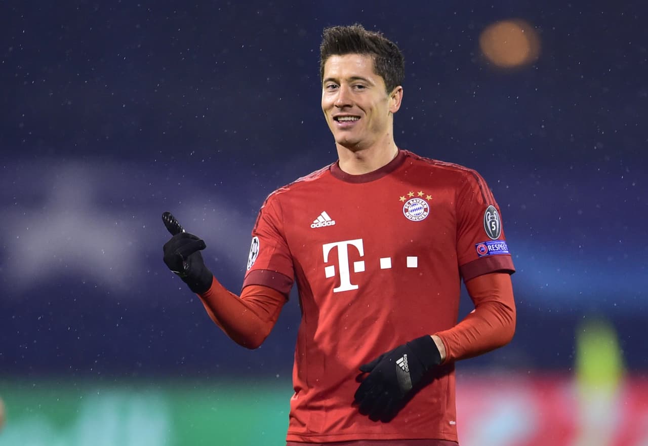 El otro gran fichaje que espera todo aficionado al Real Madrid es el de Robert Lewandowski del Bayern Munich. El delantero de moda en Europa ha sido relacionado con el club blanco desde que estaba en el Dortmund, pero en el semestre pasado se han incrementado los rumores luego del juego donde marcó cinco goles en nueve minutos. Una contundencia de ese tamaño no pasa desapercibida para Butragueño y Florentino que han pujado por llevarse al polaco.