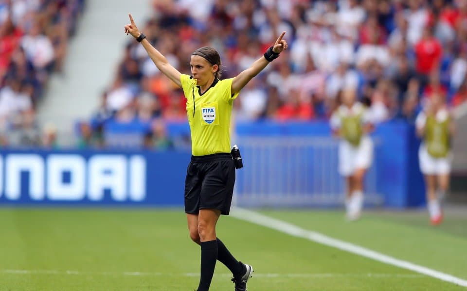 Stéphanie Frappart, divide opiniones en Estambul