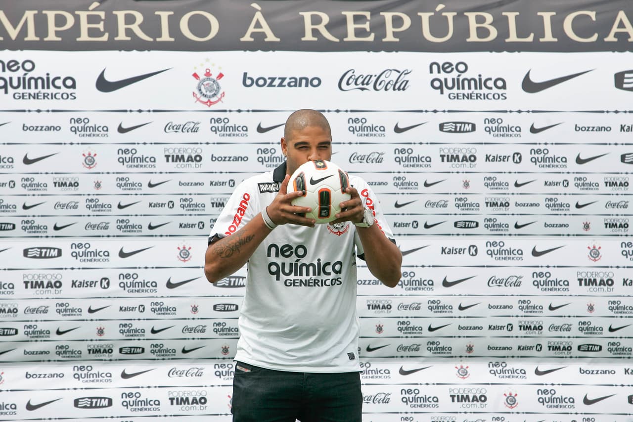 Con evidente sobrepeso, "El Emperador" arribó al Corinthians en 2011, donde jugó solamente cuatro partidos. Desde entonces, ha fichado por otros equipos; siempre jugando unos cuantos encuentros, siempre marchándose antes de tiempo. La versión 2004 de Adriano se fue para nunca regresar. Su Imperio se colapsó tras temporadas de decadencia después de hallar su breve apogeo.