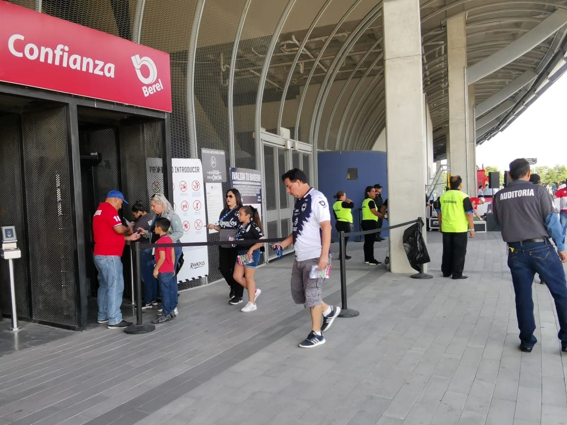 En el Estadio BBVA Bancomer los fanáticos se viven los minutos previos al partido de vuelta entre Rayados y Necaxa y por los Cuartos de Final de la Liguilla del Clausura 2019.