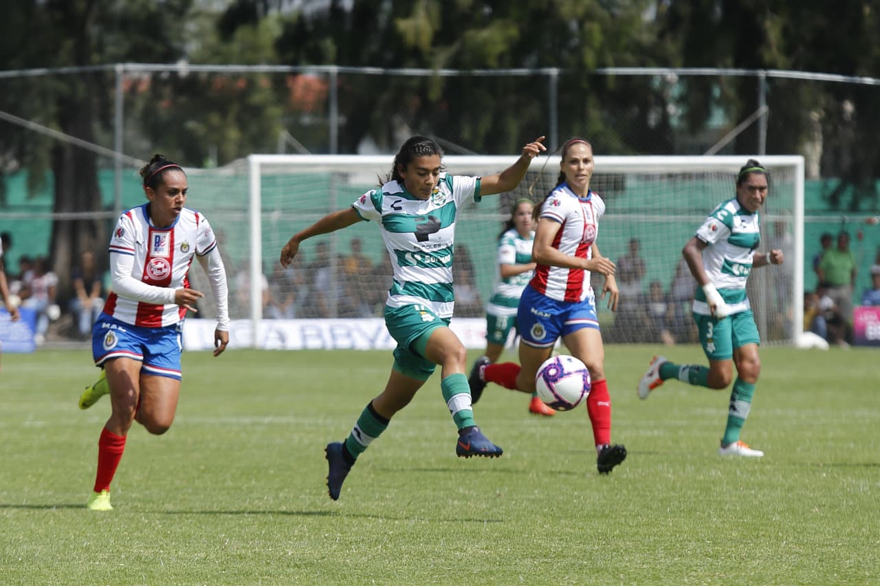 Con hat-trick de Estela Gómez, las de Torreón vencieron a las Chivas en Guadalajara 2-3; Dania Pérez y María Guadalupe Velázquez descontaron por las locales.