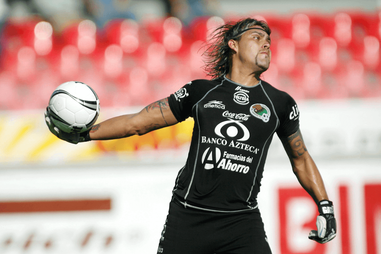 <b>De las canchas a las rejas</b>
<br>Omar Ortíz, mejor conocido com ‘El Gato’ Ortiz, fue capturado por la Agencia Estatal de Investigaciones en enero del 2012 tras ser ubicado como líder de una banda de secuestradores, ligados con El Cartel del Golfo. Además tenía una fuerte adicción por la cocanía y se estimaba que habría realizado 20 secuestros y de ahí obtuvo aproximadamente 20 millones de pesos. Tras siete años de juicios, Ortíz fue condenado a 75 años de prisión el 8 de enero de 2019, hace poco más de un año. Con esto, el exportero pasará el resto de su vida en la cárcel.