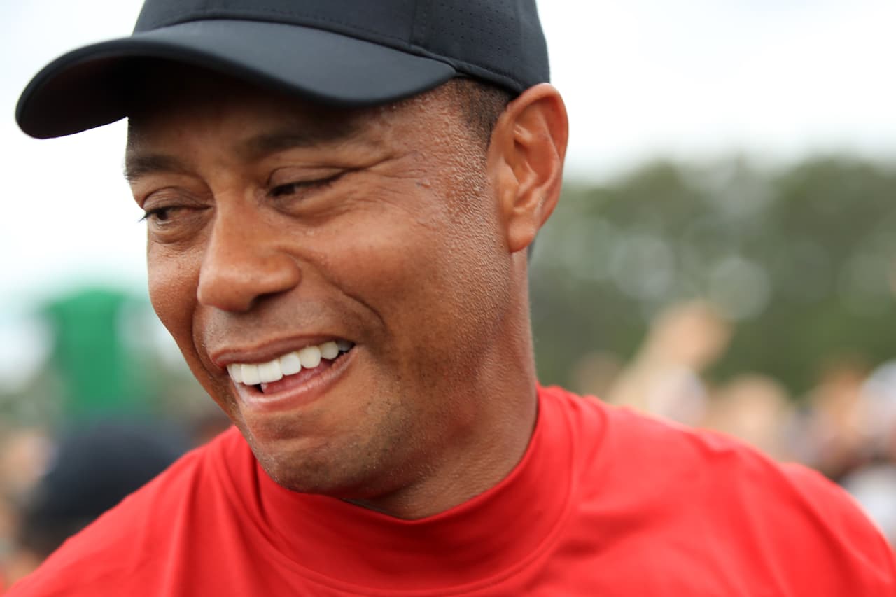 El estadounidense Tiger Woods dejó escapar un grito emocionado tras ganar el Masters de Augusta, el 'Major' 15 de su carrera, para luego abrazarse con su caddie Joe LaCava y su hija Sam Alexis.