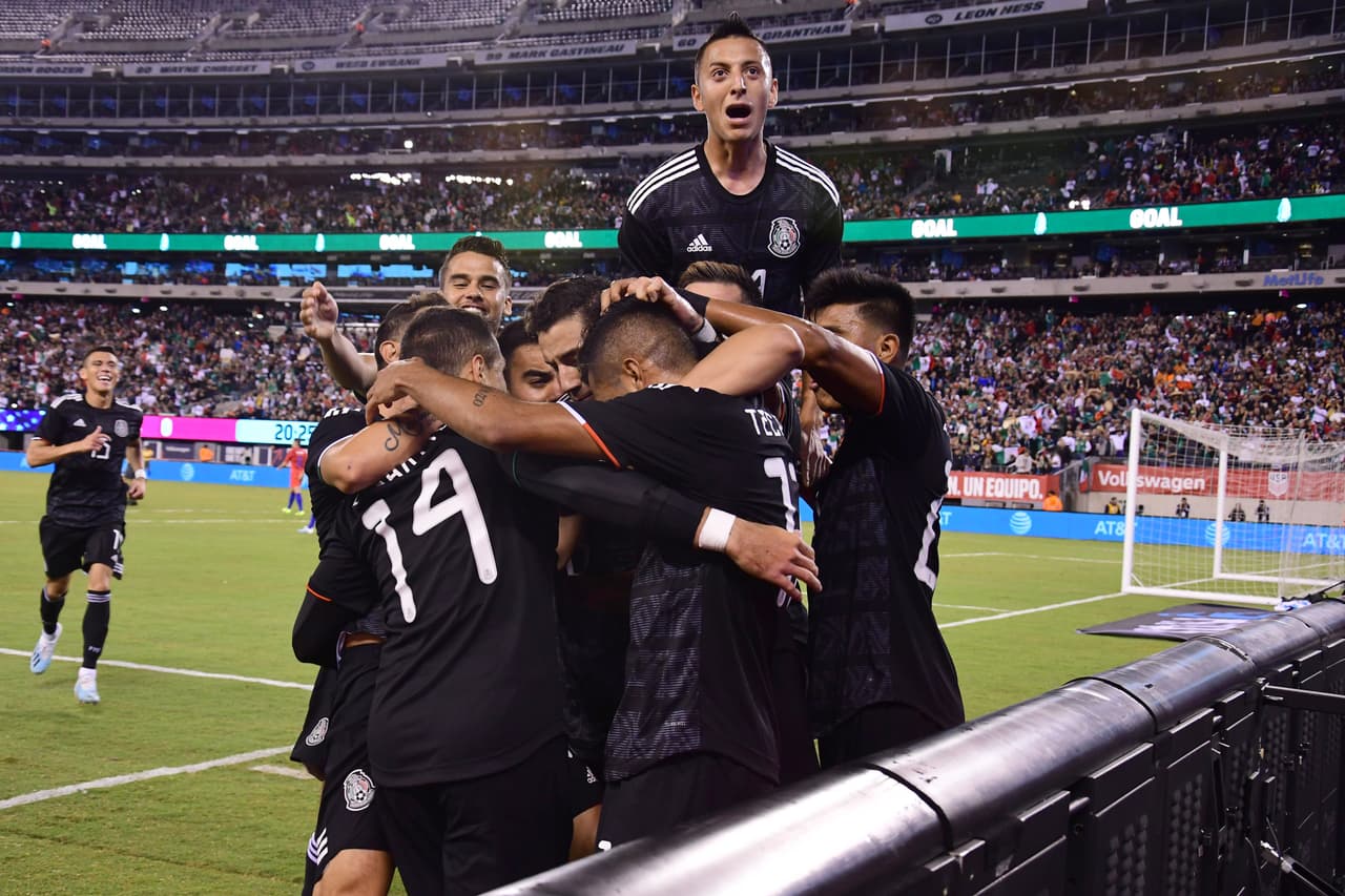 Con goles de Chicharito Hernández, Érick Gutiérrez y Uriel Antuna, México vence 3-0 al equipo de las barras y las estrellas; Orozco atajó un penal.