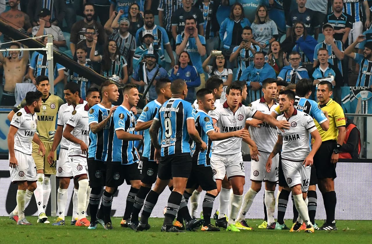 Brazil's Gremio and Argentina's Lanus players argue at the end of their 2017 Copa Libertadores first leg final match at Arena Gremio stadium, in Porto Alegre, Brazil on November 22, 2017. Gremio won 1-0. / AFP PHOTO / NELSON ALMEIDA (Photo credit should read NELSON ALMEIDA/AFP/Getty Images)