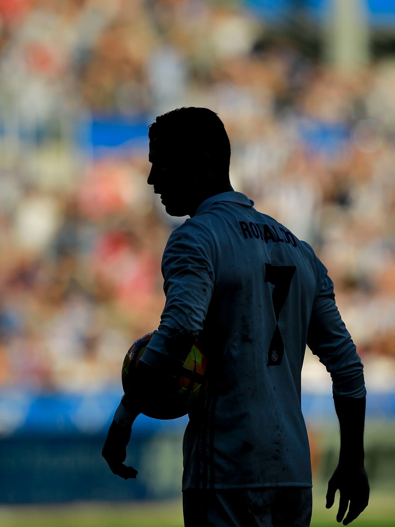 CR7, que se llevó el balón a casa por su triplete, quedó a dos anotaciones de los goleadores de La Liga, los atacantes del Barcelona Luis Suárez y Lionel Messi.