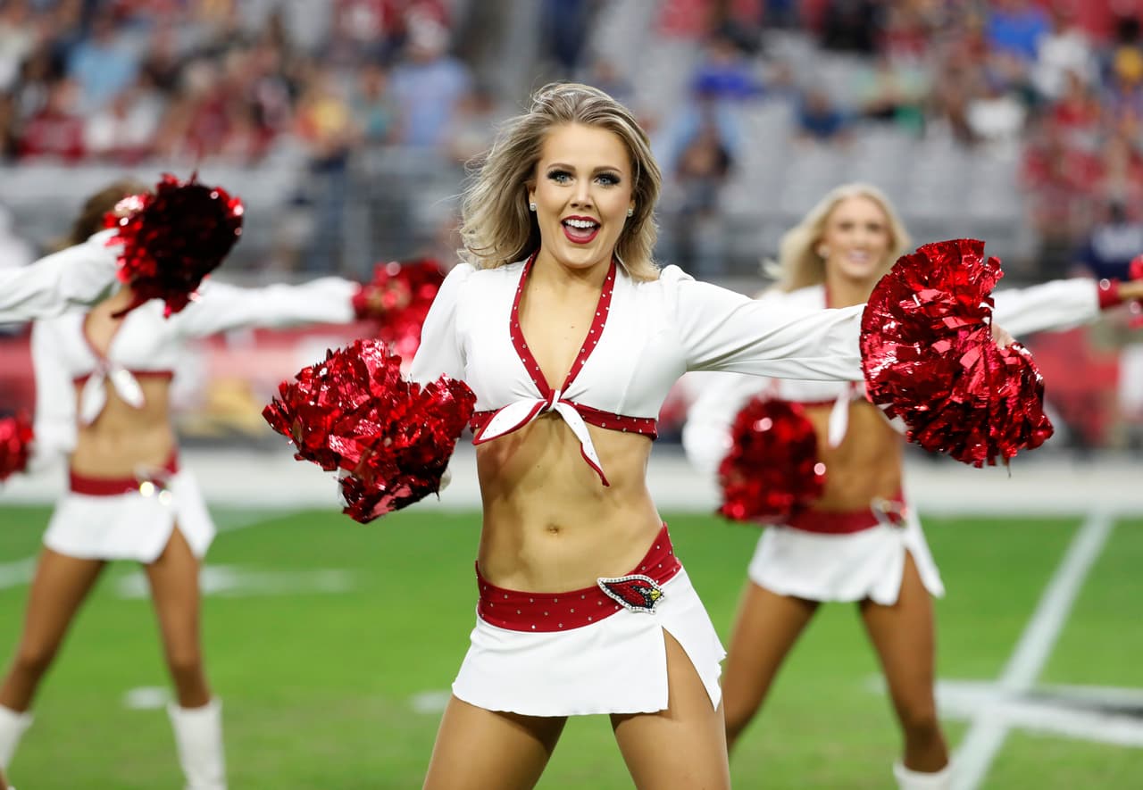 Las sensuales animadoras de la NFL le dieron alegría, belleza y energía al espectáculo del fútbol americano estadounidense en su Semana 13 de competencia, en un condimento único para el público.