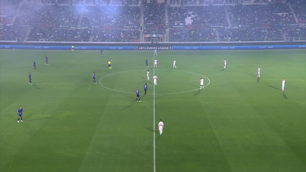 Arranca el partido y la pelota está en juego.