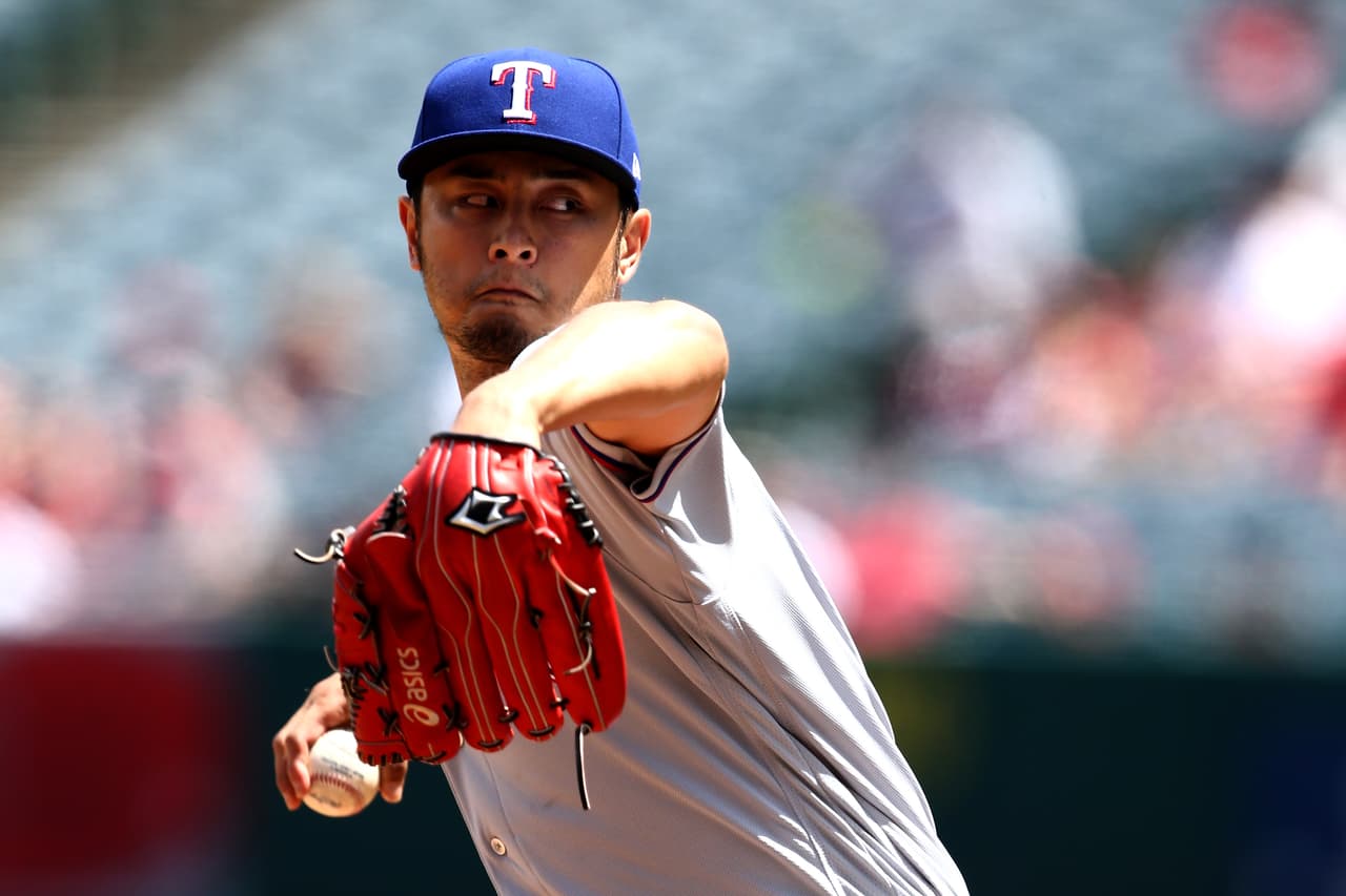 Yu Darvish logró su primera victoria de la temporada tras lanzar 7 entradas en las que no permitió carrera y ponchó a 10.