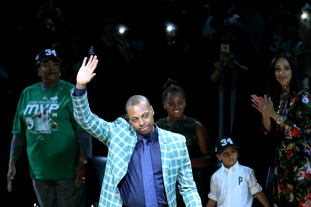 Es considerado uno de los jugadores más grandes en vestir el jersey de los Celtics.