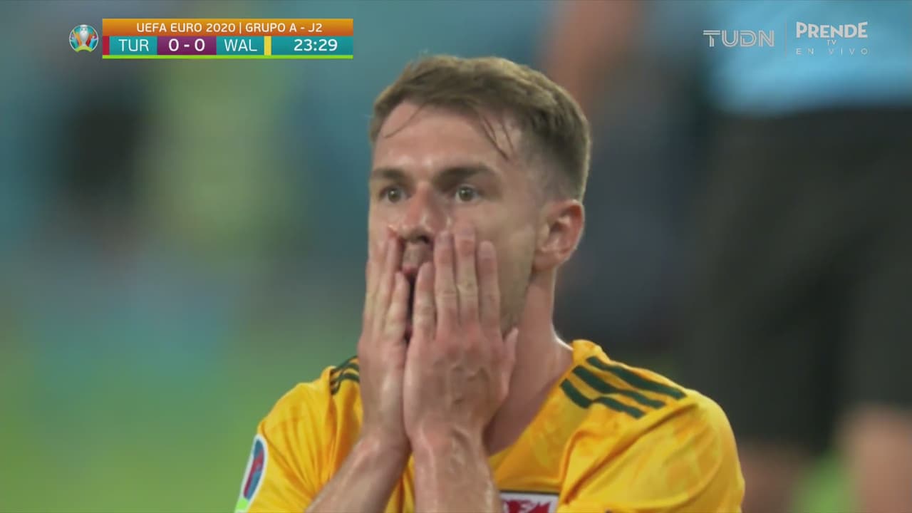 ¡La manda a la tribuna! Falla garrafal de Ramsey ante Turquía