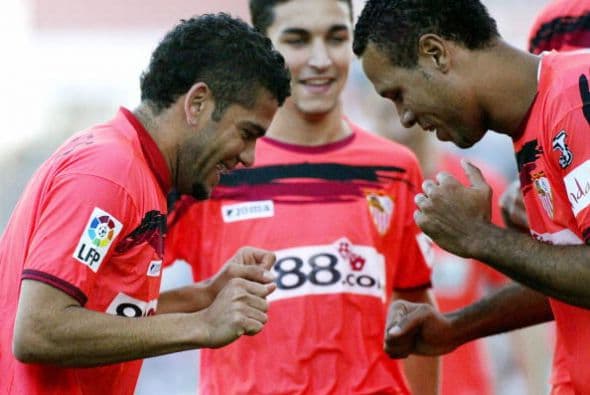 Otro encuentro entre amigos y hoy rivales se dio en el Sevilla. Allí comenzó su carrera en España el brasileño Dani Alves, quien celebra en esta foto junto a su compatriota Luis Fabiano y quien hoy será su rival en el Manchester City, Jesús Navas.