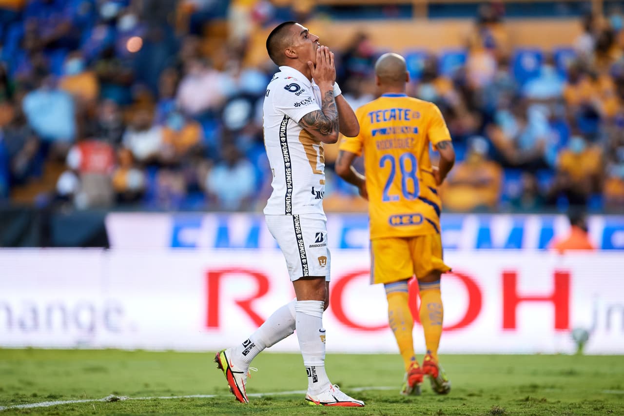 Favio Álvarez se lamentaba en una de las tantas oportunidades que tuvo Pumas al frente. La contudencia seguía faltando para los auriazules.