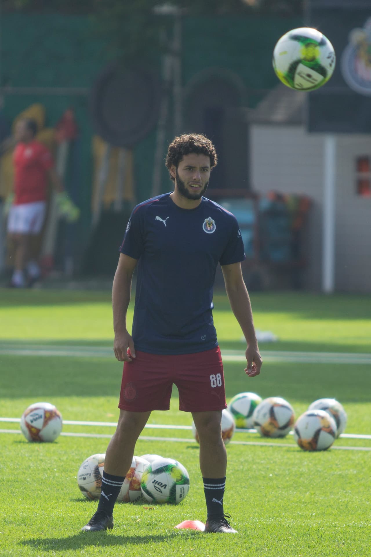 El entrenamiento de Chivas de Guadalajara estuvo marcado por el anuncio de que Oribe Peralta, goleador del gran rival América, será parte de la plantilla para el Apertura 2019.