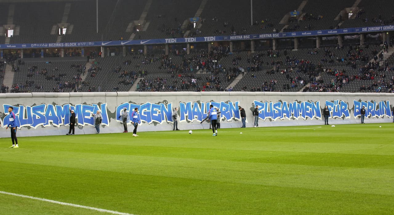 Durante la ceremonia previa al partido entre Hertha BSC y RB Leipzig, realizaron un emotivo homenaje al suceso de 1989.