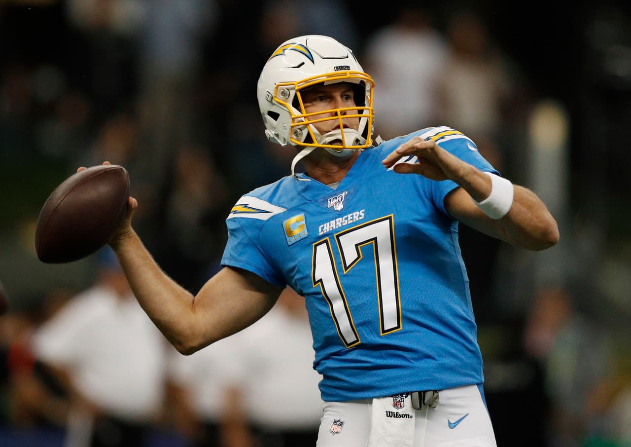 Philip Rivers, QB de los Chargers en acción antes del partido.