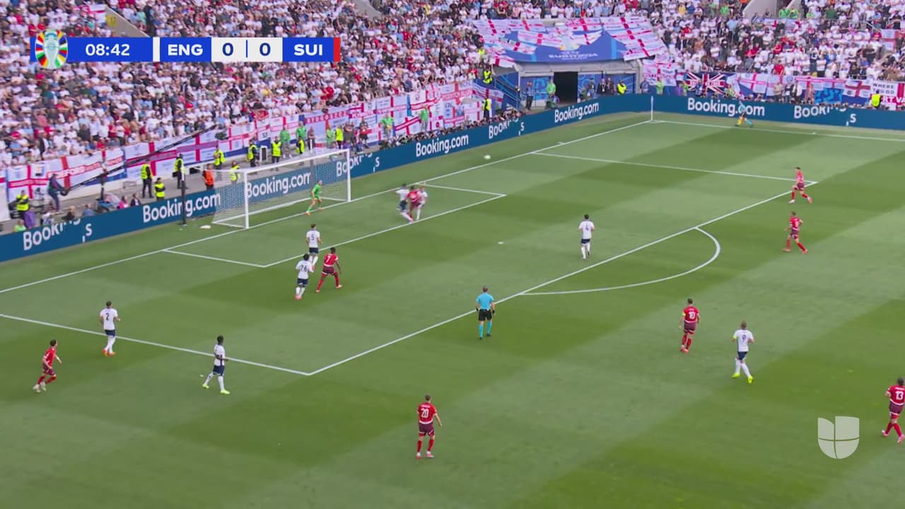 Suiza presiona buscando el gol, pero la defensa inglesa responde