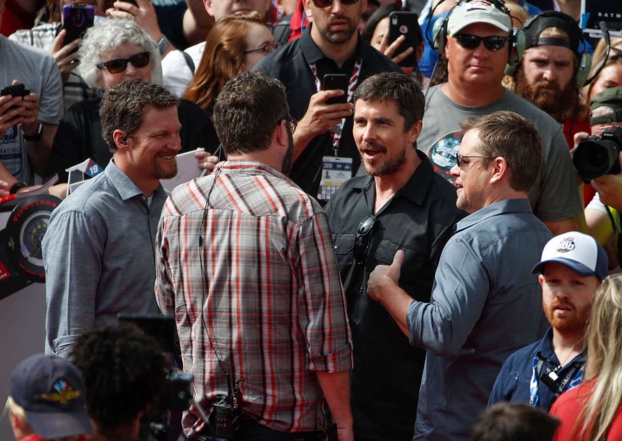 Celebridades como Matt Damon y Christian Bale fueron parte de la multitud de fanáticos que prendieron la fiesta de la Indy 500, competencia de la Indycar Series que vive su edición 103, siendo la de más historia en los deportes a motor.