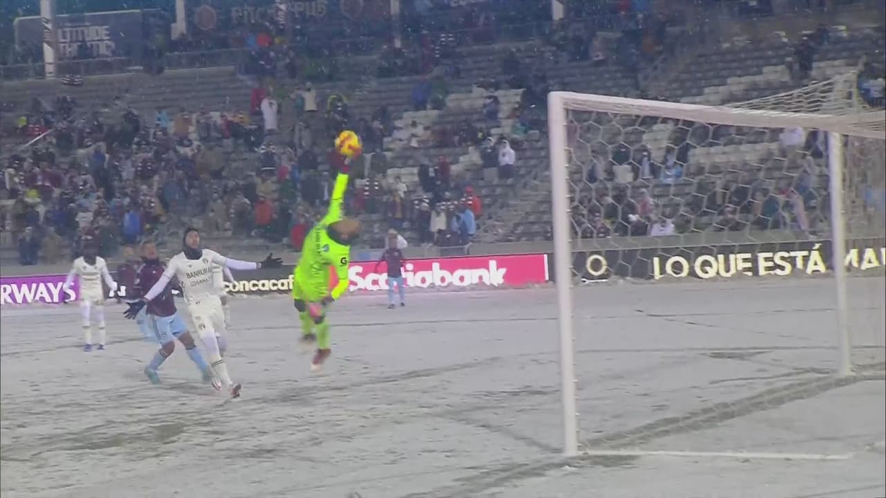 ¡Atajadón de Moscoso! El portero evita el gol a mano cambiada