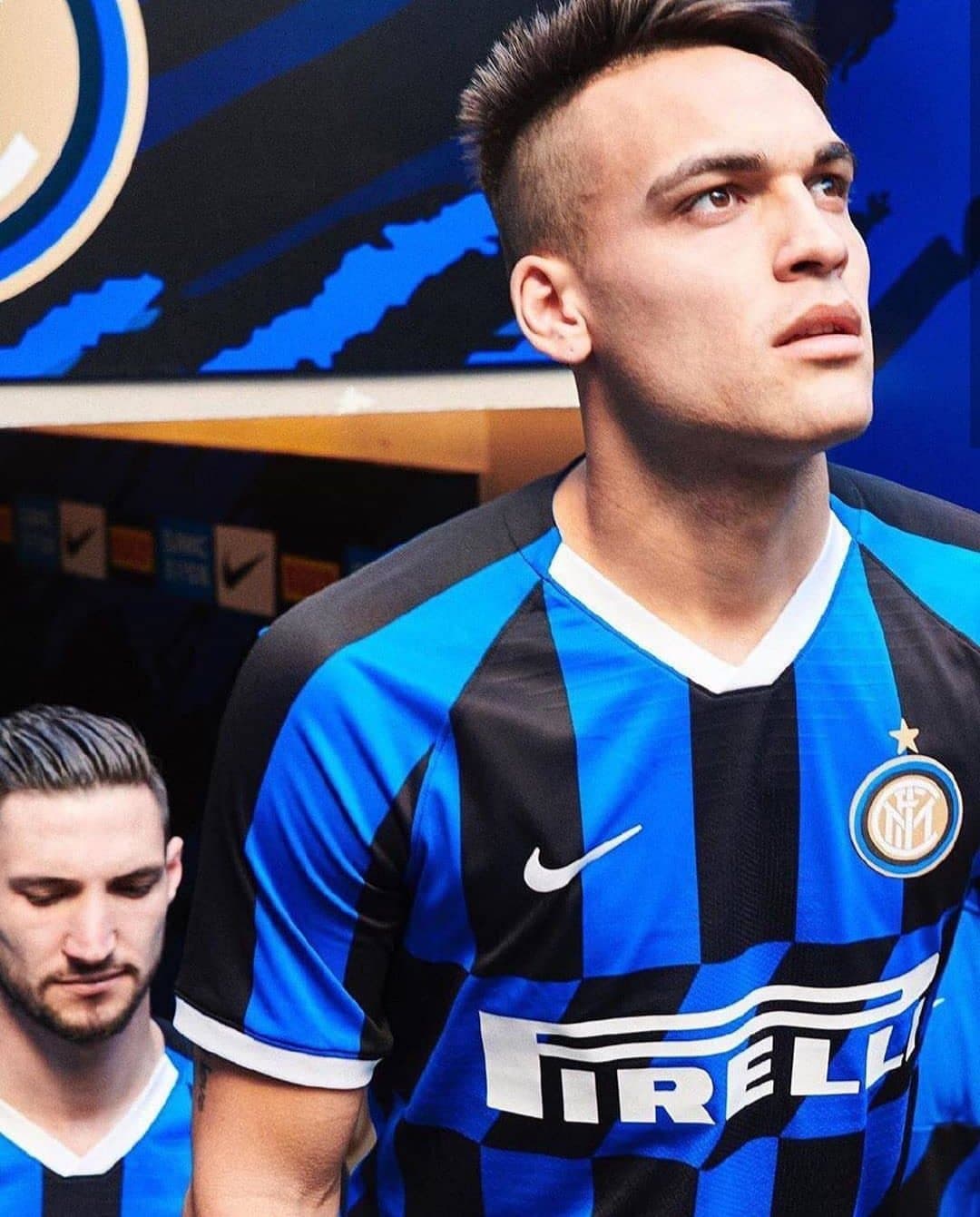 La nueva playera del Inter de Milán ha salido a la luz pública y ha reafirmado la polémica por sus franjas digonales en el pecho que le hacen homenaje al jersey away de la temporada 1989/90. Además, dicho detalle también estará presente en algunas de las prendas de presentación. El equipo italiano, en un gran gesto con su equipo femenil, decidió que ellas fueran las protagonistas en este lanzamiento.