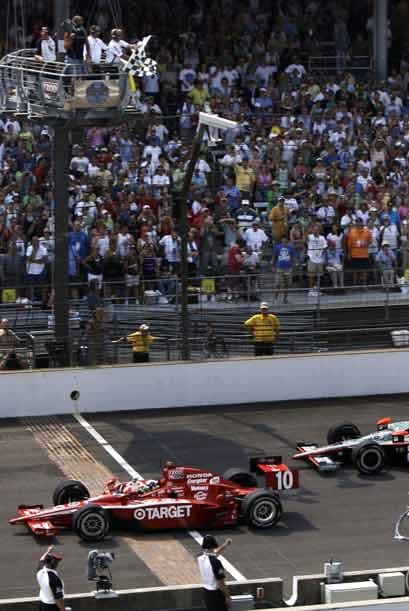 Al final de la vuelta 200 Franchitti cruzó la meta a bajo velocidad debido a la bandera de advertencia por el accidente.