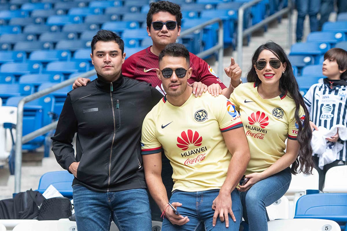 A pesar de la baja temperatura algunos fanáticos optaron por lucir su playera.