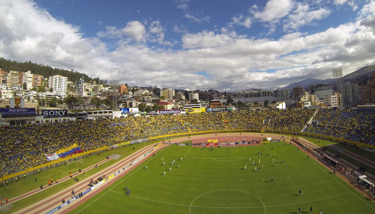 Fundado en 1951 sobre la cordillera de los Andes, el Atahualpa de Quito está a casi 3 mil metros sobre el nivel del mar. Solamente el Estadio Hernando Siles de La Paz, Bolivia, y los de Oruro y Cusco tienen más altitud en todo el mundo.