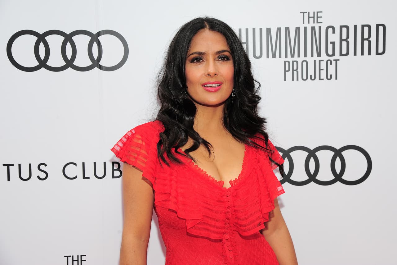 La mexicana Salma Hayek es una de las que defiende lo alternativo como mecanismo y es a través del tepezcohuite, medicina herbolaria de México, con la que cuida su apariencia a sus 50 años.