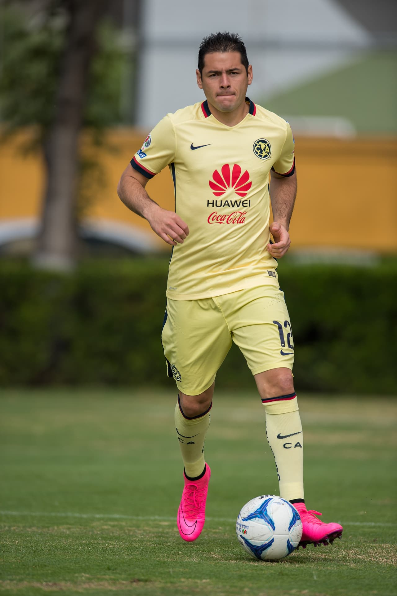 El último defensor lo ocupa el paraguayo Pablo Aguilar, de América, quien también se ha hecho presente este torneo con un par de goles que han ayudado al equipo de Coapa a llevarse los puntos de la victoria, sumando 50 puntos durante estas 13 jornadas, mientras que su valor es de $6.2 millones.