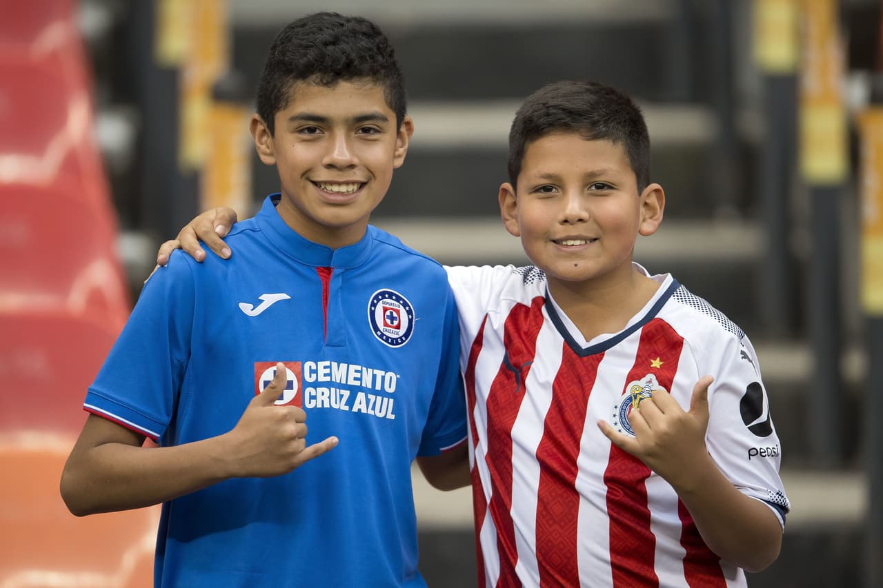 Fanáticos de Cruz Azyl y Chivas en el Estadio Azteca.