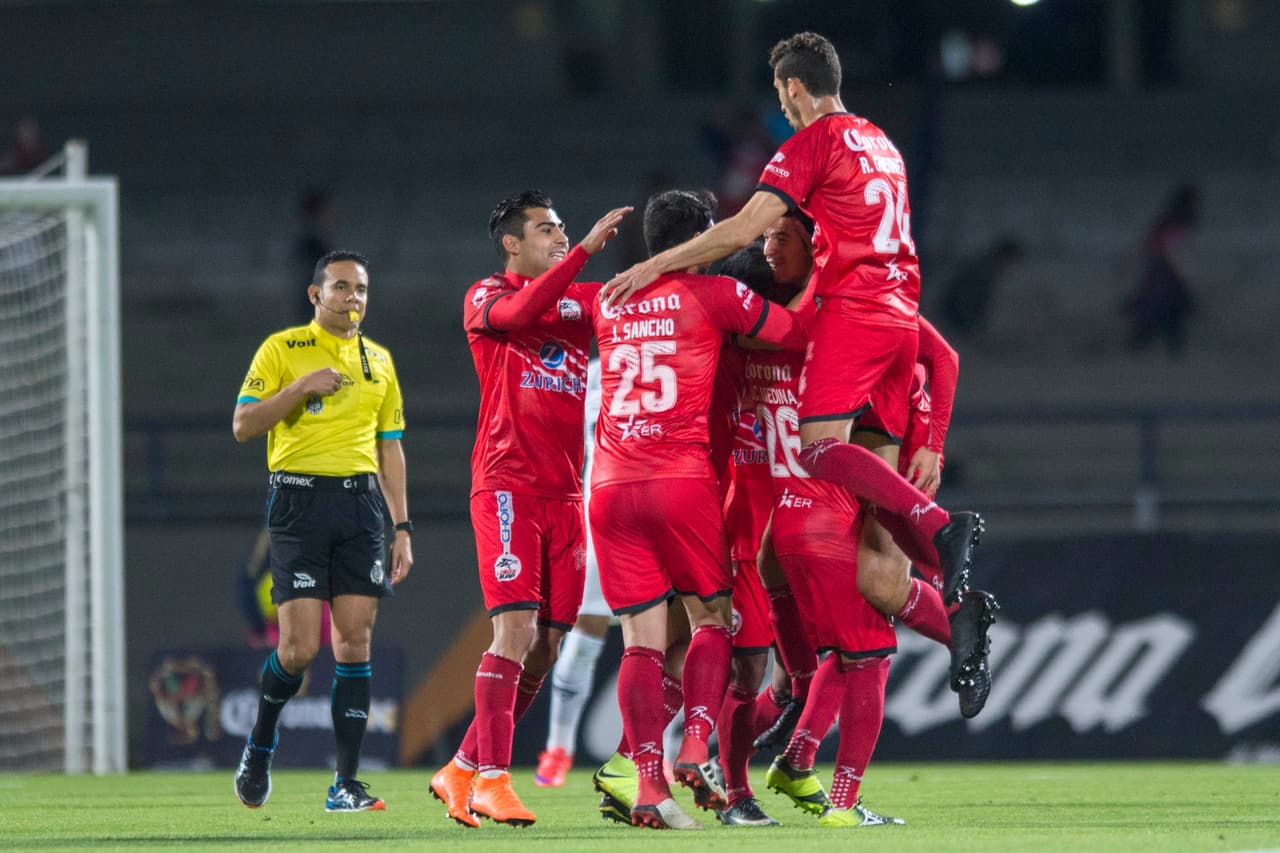El mexicano sacó un gran remate de pierna derecha que superó al portero local.