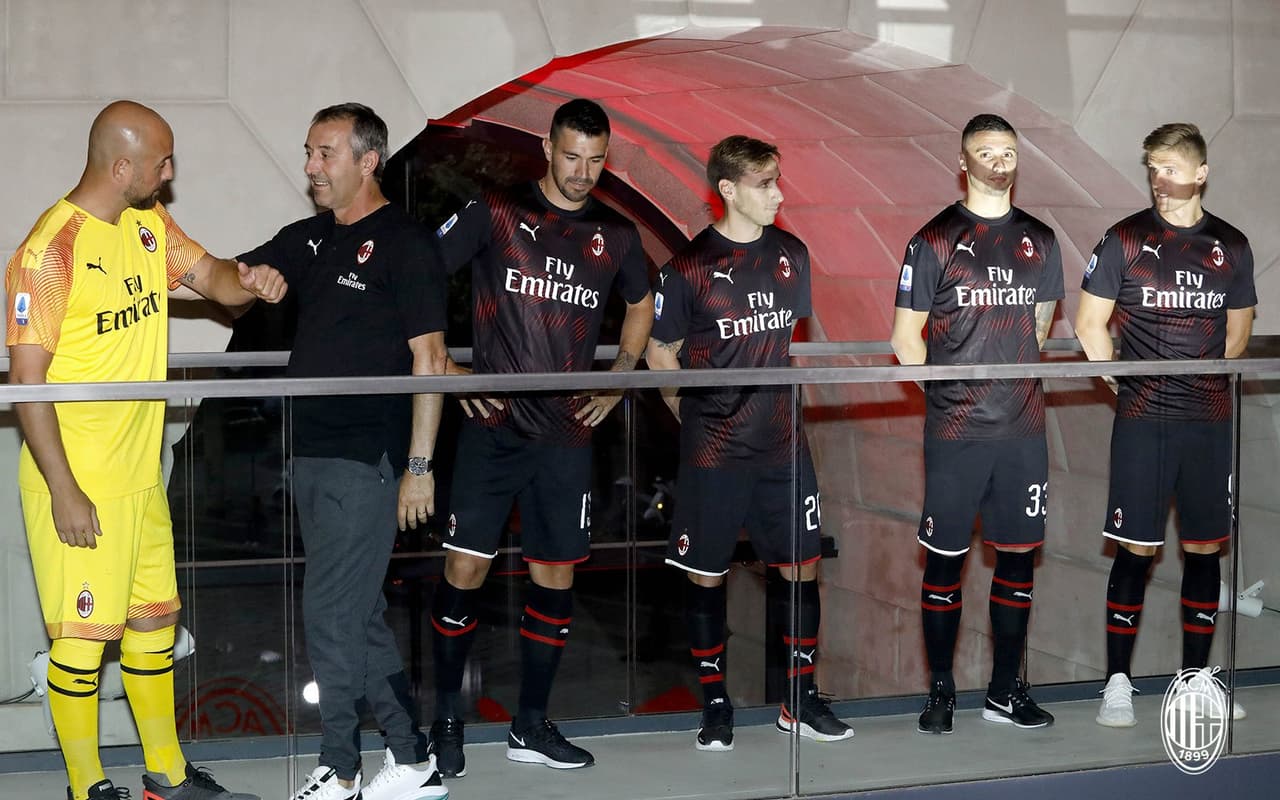 Los Rossoneros ya tienen su tercera piel para la siguiente temporada en la que esperan recuperar su lugar como un gran de Italia. La playera cuenta con un diseño de ondas en diferentes sentidos con el negro y rojo como protagonistas.