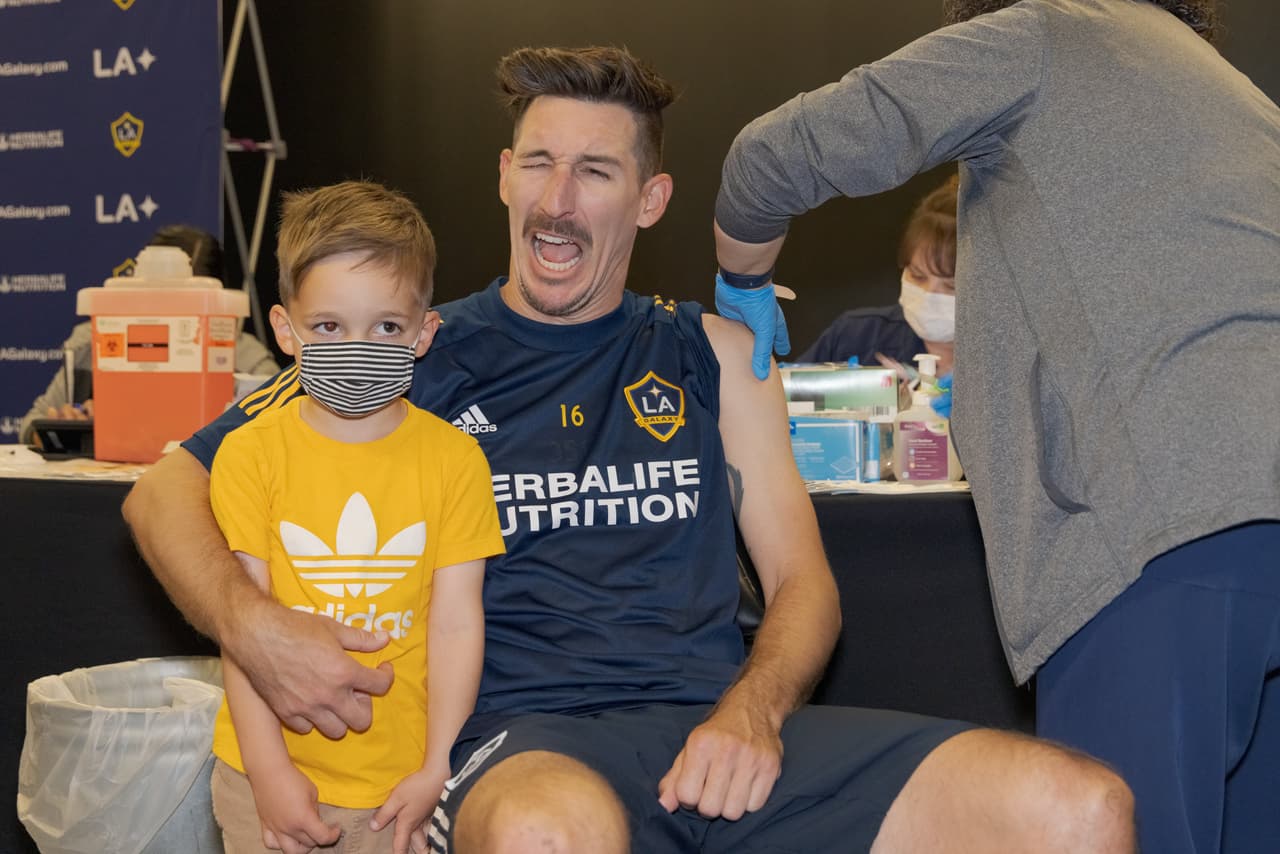 Este martes, el plantel del primer equipo se aplicó la vacuna contra el COVID-19, como hizo hoy el volante Sacha Kljestan.