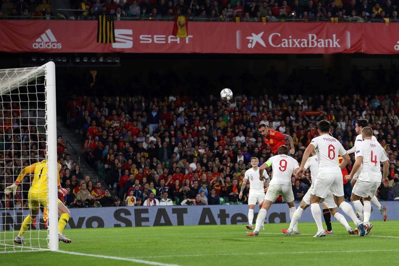 En una jugada a balón parado España anitó su primer gol gracias a un cetero cabezazo de Paco Alcácer, quien dejó congelado a Jordan Pickford para el 3-1 que le daba ciertas esperanzas a los hispanos.