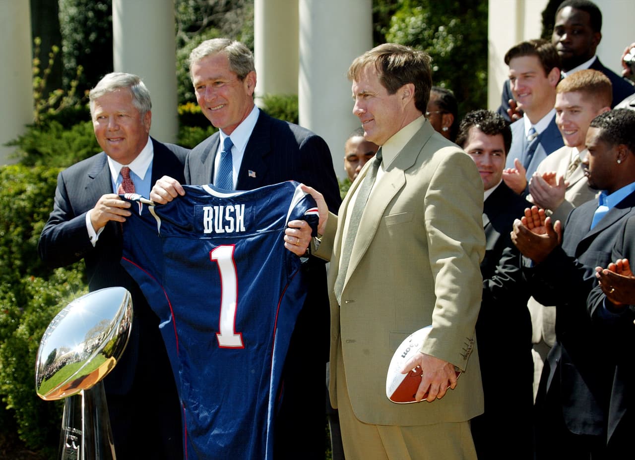 <b>Comenzó la dinastía</b>
<br>- Kraft consiguió su sueño de convertirse en el dueño de los Patriots en 1994.
<br>- Le costó seis años planear una reconstrucción de la franquicia en todos sus niveles, incluyendo el estadio que se estrenó en 2002.
<br>- Un ese mismo año, pero meses atrás, New England ganó su primer título Vince Lombardi tras vencer a St. Louis Rams (20-17) en el Super Bowl XXXVI.