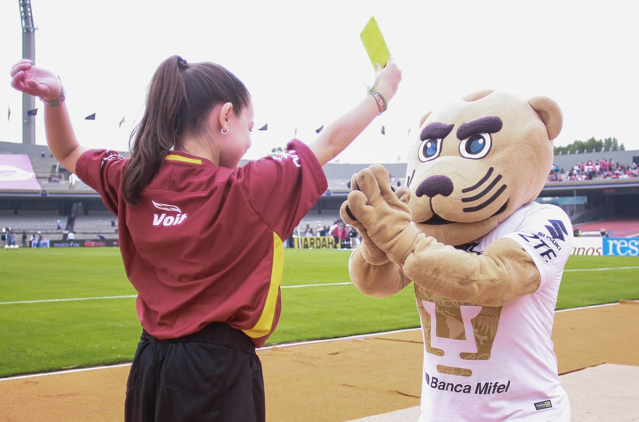 Los niños fueron protagonistas al representar a Pumas y a Toluca como parte del previo del juego, con una niña árbitro, como parte de la fiesta del duelo de la Jornada 16 de la Liga MX.