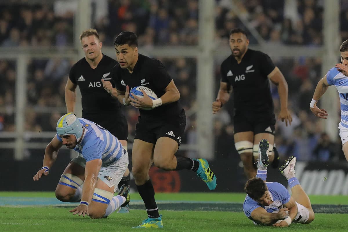 En el juego los All Blacks fueron superiores. Richie Mounga (centro) anota un try (cinco puntos) para Nueva Zelanda.