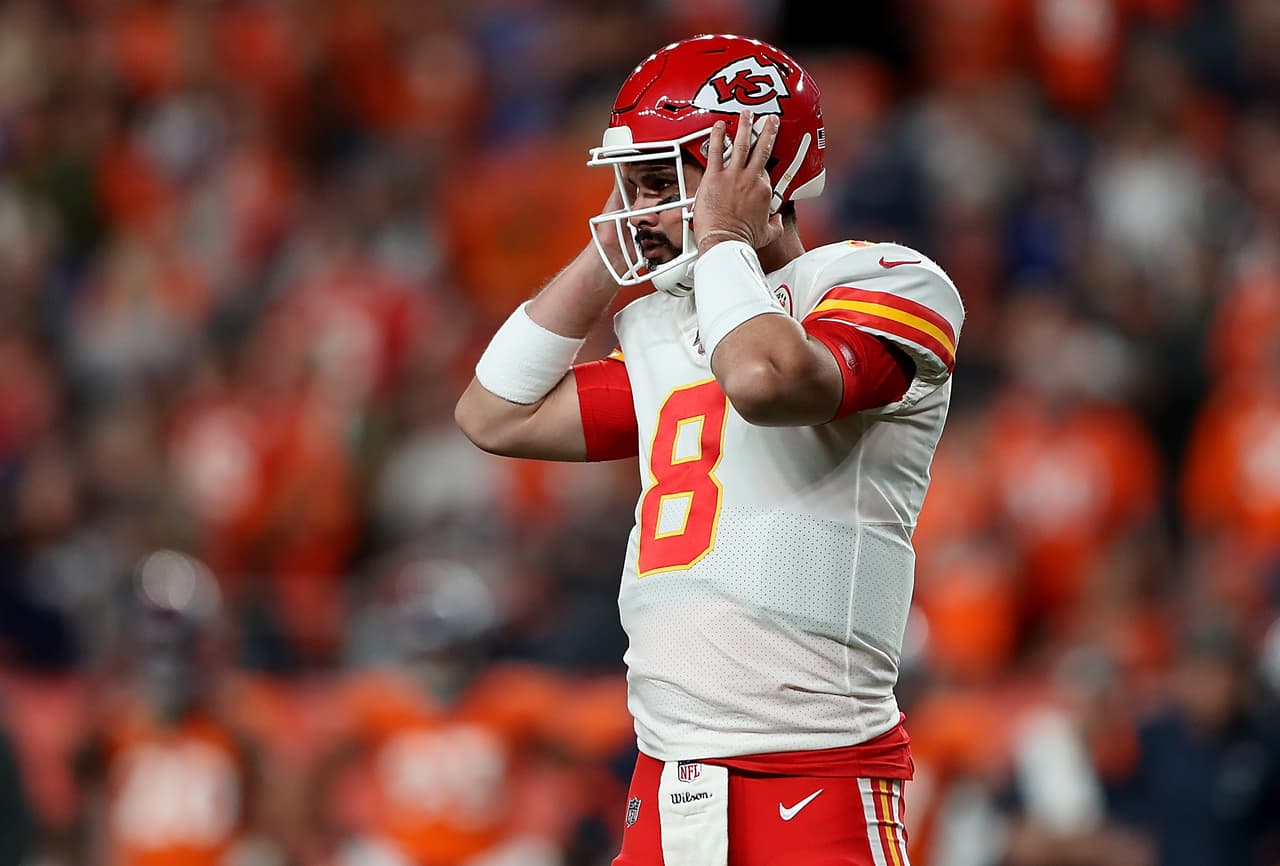 Los Kansas City Chiefs vencen a los Denver Broncos 30-6, pero pierden a Patrick Mahomes por lesión en la rodilla.