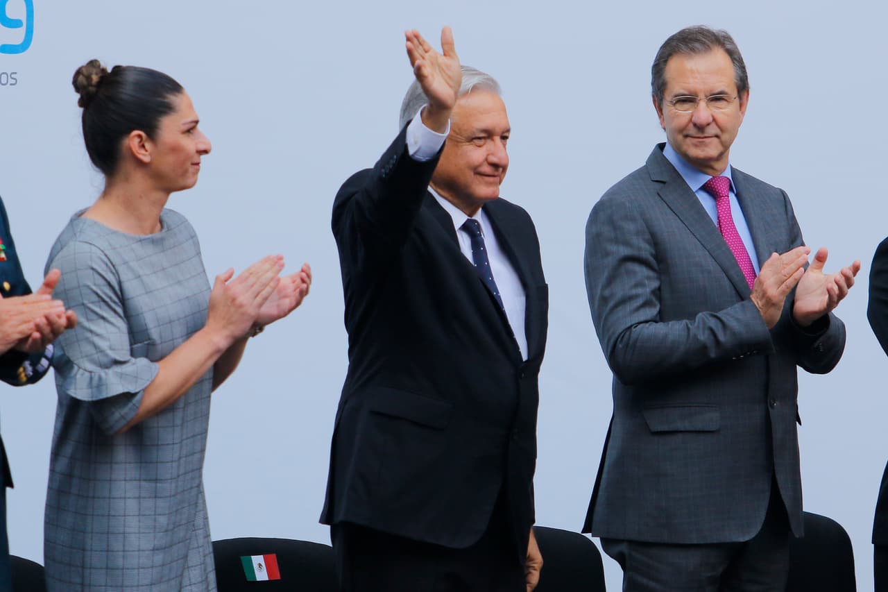 El momento de cambio que vive México ayudará a que sus deportistas tengan una buena actuación en los Juegos Panamericanos de Lima 2019, señaló el presidente Andrés Manuel López Obrador durante el abanderamiento de la delegación mexicana que acudirá a la justa continental. Los Panamericanos de Lima arrancan el viernes 26 de julio y México irá con la meta de lograr su mejor actuación en unos juegos realizados fuera de casa.“Estoy seguro que se obtendrán buenos resultados porque se viven momentos de cambio en el país”, destacó López Obrador, quien asumió el gobierno en diciembre pasado. “Siempre que hay una transformación se avanza en lo cultural y en lo deportivo, así ocurrió después de la Revolución Mexicana y por eso estoy seguro que tendremos buenos resultados y que ustedes tendrán un buen desempeño”.