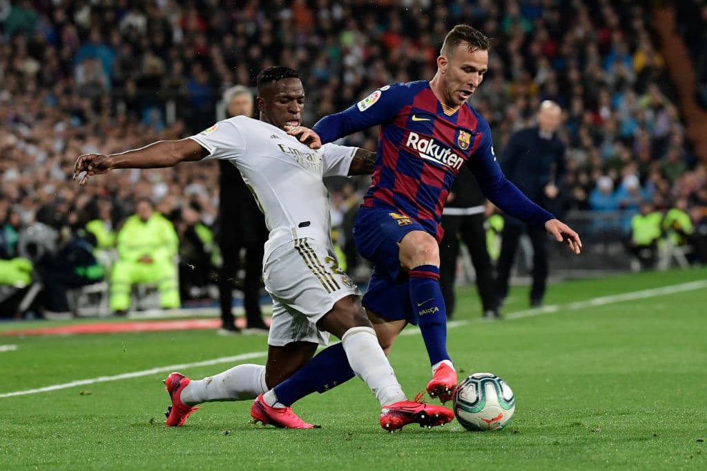 También a la defensiva hizo trabajo Vinicius, Arthur sufre la marca del brasileño que le puntea el esférico.