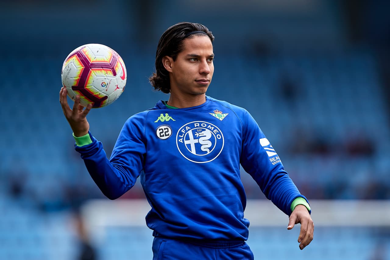 Diego Lainez: el mediocampista se quedó en el banquillo de suplentes en el triunfo del betis por 1-0 ante el Celta. Podría ser que tenga algunos minutos el domingo ante el Barcelona en el Benito Villamarín.