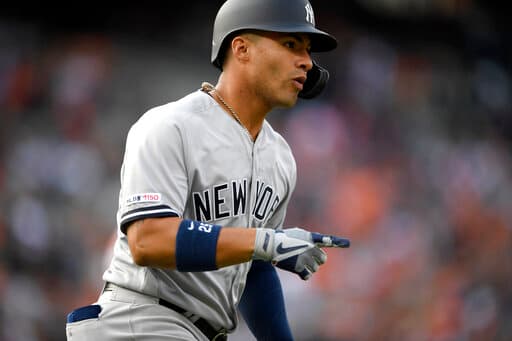 Pero el hombre de la tarde fue el venezolano Gleyber Torres, quien se despachó con dos cuadrangulares, uno de ellos de tres carreras, otro solitario y además un doblete para cargar ofensivamente a los Yankees. Una jornada de 4-4 para él con cuatro impulsadas.