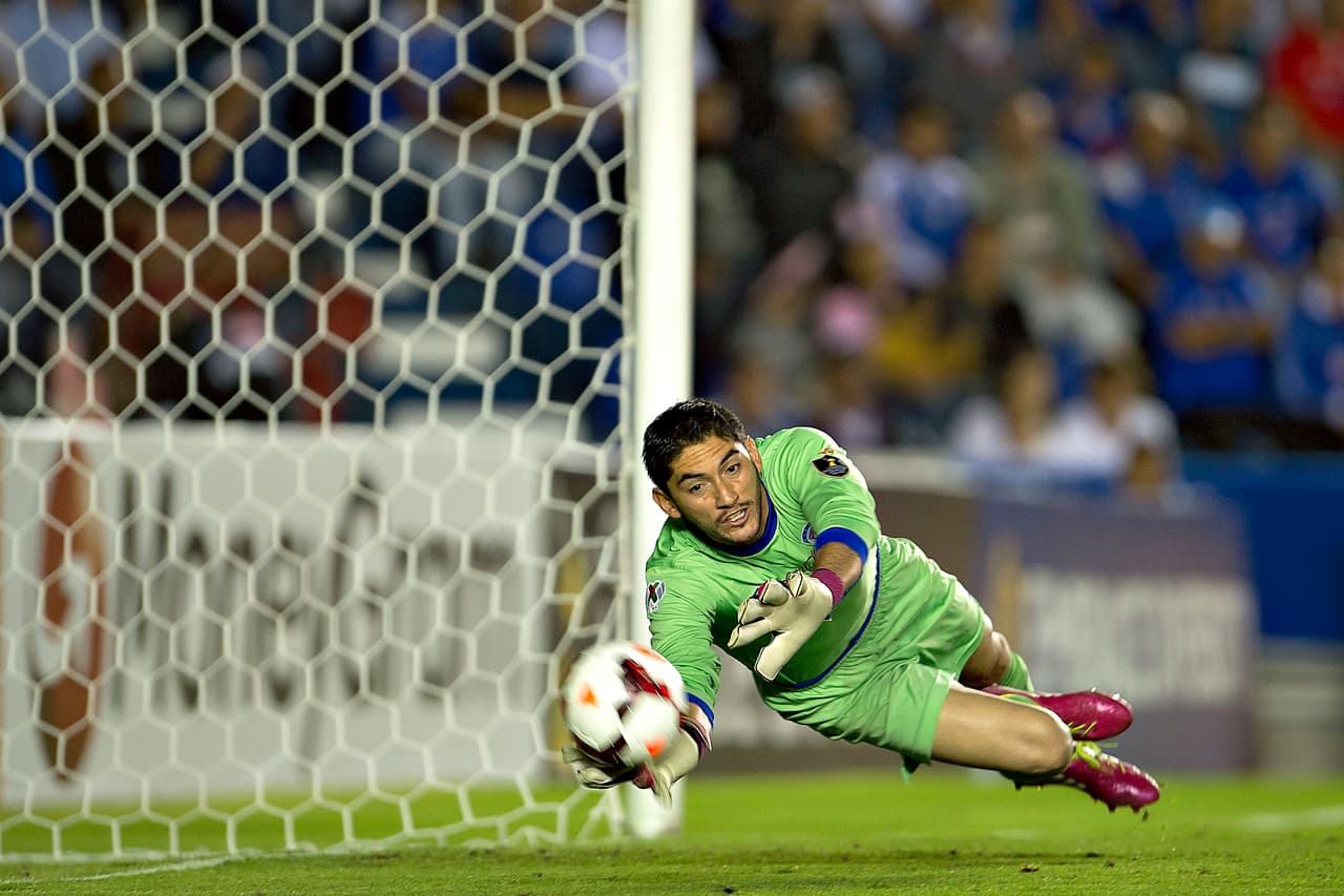 <b>Brillante actuación</b>
<br>Durante un juego entre Cruz Azul y Sporting Kansas City por la Liga de Campeones de Concacaf, el portero tuvo una sólida actuación evitando en diversas ocasiones la caída de su marco, con acciones como esta.