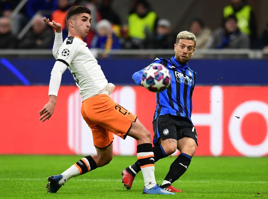 Ahora es el turno de que Ferran Torres sufra la técnica y habilidad del 'Papu' Gómez.