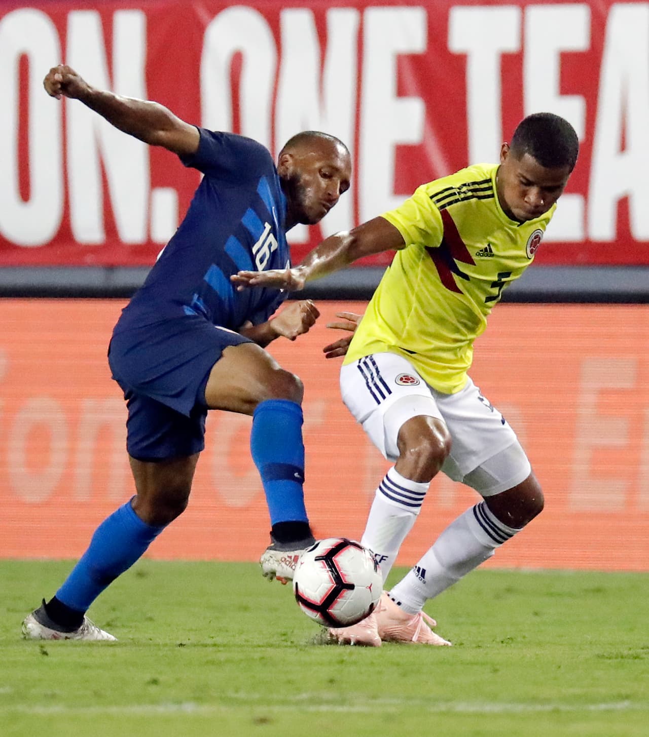 Pero en un contragolpe los de las barras y las estrellas empatarían el partido. Fue a los 50 minutos cuando Kellyn Acosta puso los cartones 1-1 en este cotejo amistoso con un bonito gol de volea.