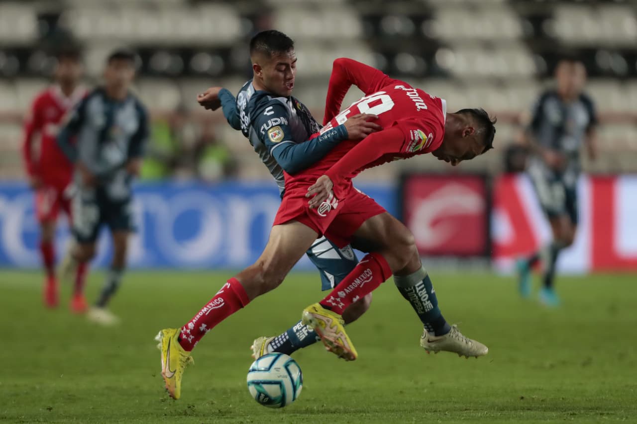 El encuentor fue muy disptado en el medio campo.