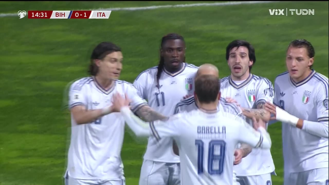 ¡Golazo de Italia! Regalito de Vasilj y Moise Kean pone el 0-1