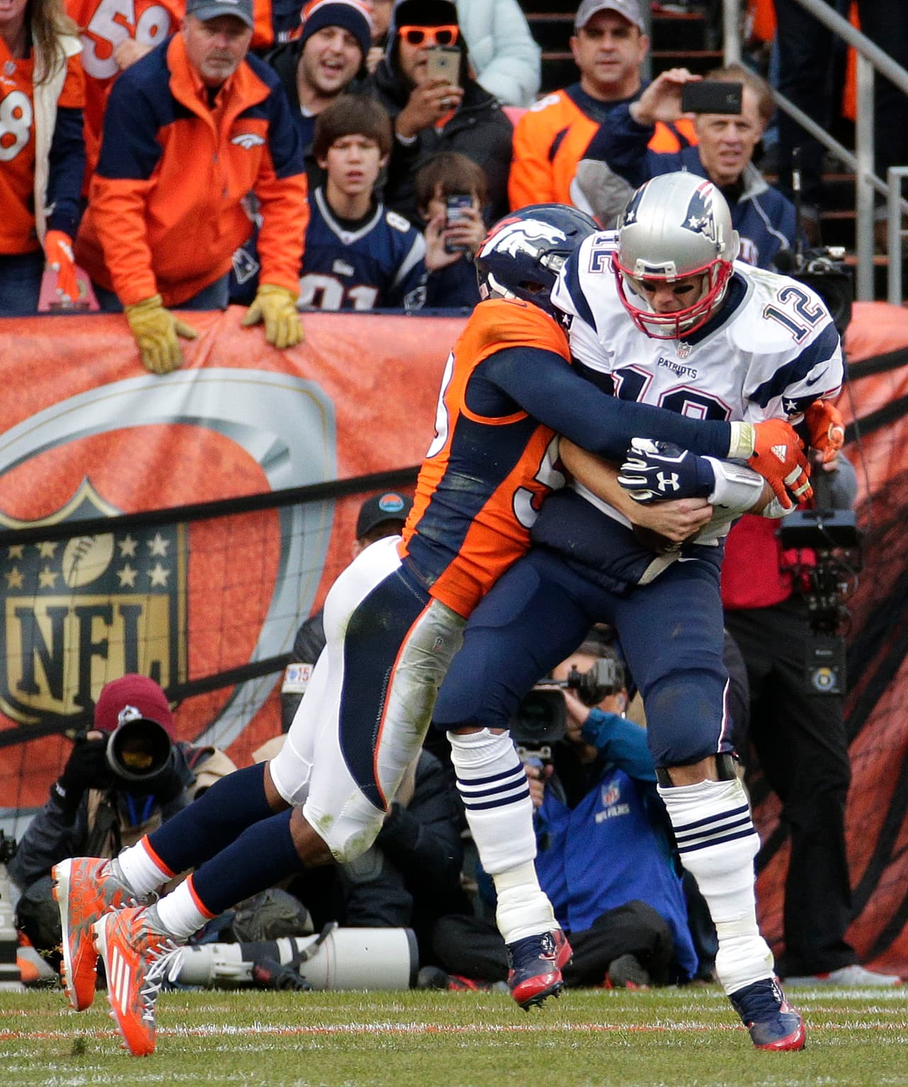 1 VON MILLER. El linebacker de los Broncos fue crucial en la presión a Tom Brady quien fue golpeado como nunca. Miller registró 2.5 capturas de quarterback e interceptó un pase.