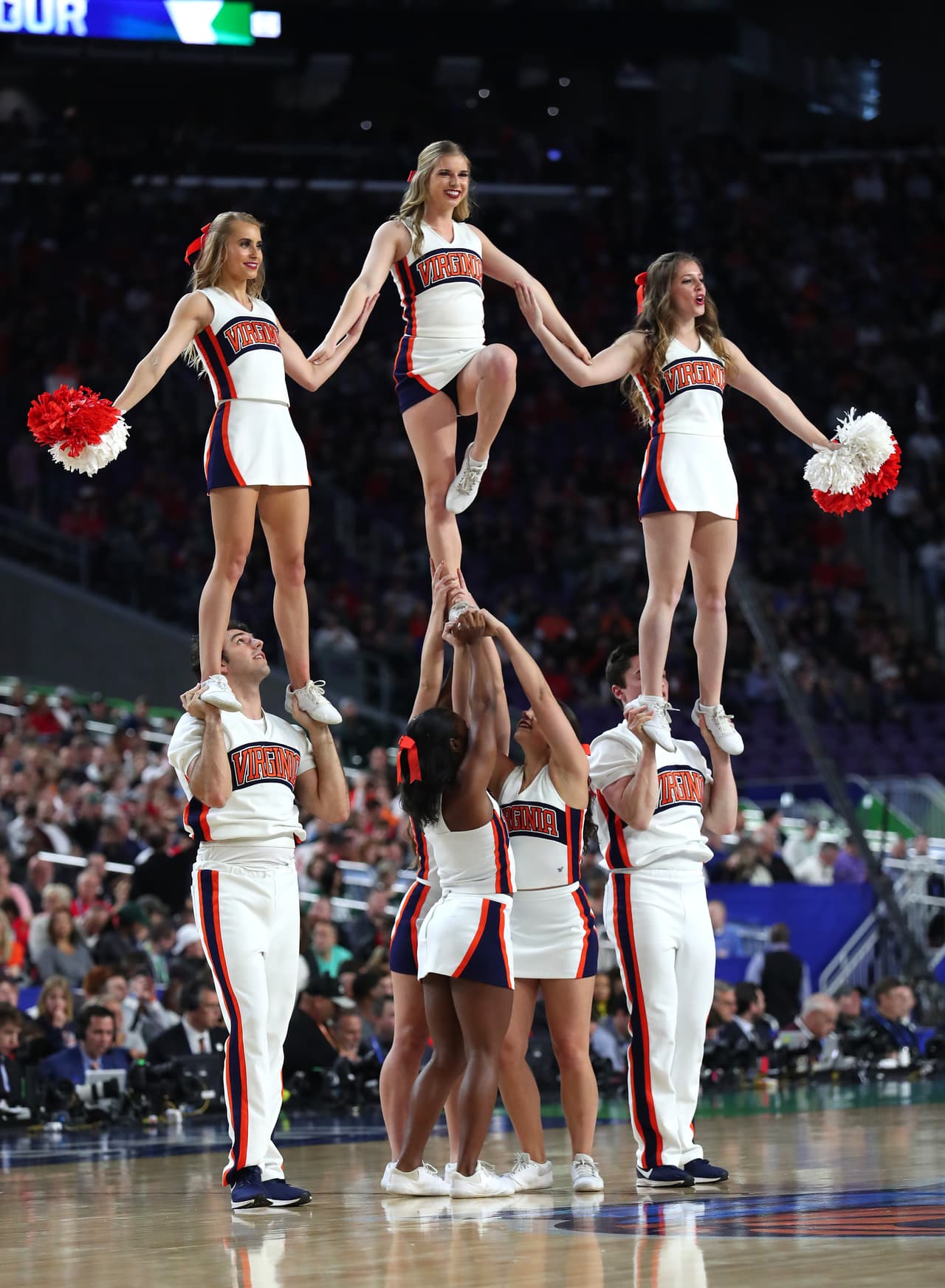 El color y la fiesta son protagonistas en la definición del básquetbol universitario de la NCAA, que tuvo de nuevo a los hinchas y a las porristas como los ejemplos de la alegría fuera de la competencia.